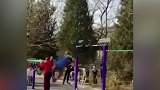 大爷倒挂单杠大回环撞飞女孩 家长已报警