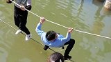 双绳摇桥，男人之间的“较量”落水就算输！