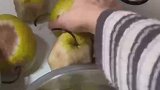 女子买了一袋梨子，切开全都是坏的