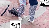 男孩认真帮自己的朋友擦汗