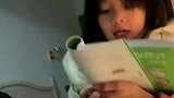 哥哥教妹妹英语气到逐渐暴躁，妈妈在身后爆笑