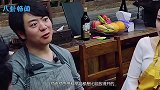 吉娜穿紧身薄纱衣服和郎朗坐豪车出行，谁注意郎朗手放的位置？不止一次了