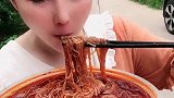美女吃朝天椒配爆辣粉丝，看样子脸都辣红了，真是够拼的！