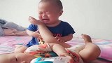 弟弟喝奶，哥哥在一旁干着急，刚要对弟弟报复，幸亏弟弟躲避及时