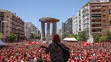红军球迷“染红”马德里!齐唱永不独行 这气势热刺怕不怕?