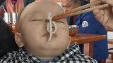 萌娃一边睡觉一边吃面条的搞笑操作！