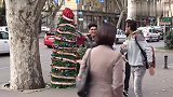 笑到肚子疼的恶搞（第105期）藏圣诞树内恶搞，被吓出尖叫声
