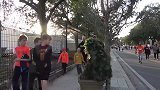假扮草人故意向路人伸手，路人被吓一跳