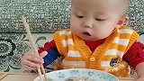 萌娃就喜欢看儿子吃饭，吃满汉全席也没有他这样的！这才叫吃货