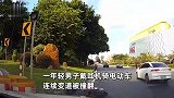 男子戴耳机骑电动车，不观察路况连续变道被撞翻，下秒提裤飞奔笑翻网友