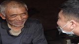 小伙帮助高龄独居老人，看爷爷笑的那刻感动了，愿老人都老有所依