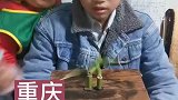 男孩手工制作竹节人，和妹妹对战太快乐了