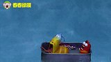 老鼠划着雪橇追黄小憨和红小闹，没想到最后自己掉到了水里