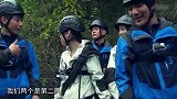 张丹峰在瀑布中攀爬，不料被石头砸中，情绪瞬间失控