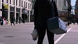 雇一群人去抢银行，却暗中用计把他们全部杀掉，小丑独吞巨款！