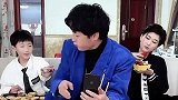 老公的家庭地位一目了然，这熟练的动作让人心疼，满脸的无奈啊