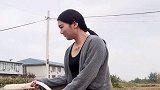 美女好心帮忙浇地，不料大侄女竟说出这话，真是太扎心了！