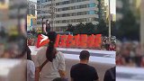 模特走秀鞋带断裂出囧况，众目睽睽下动作亮了，观众：气质捏得好