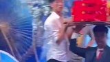 外甥结婚，舅舅们每人手拿现金开启T台走秀