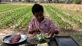 农村小屁孩拿来一簸箕花菜炒肉，爱干净的小朋友，感觉味道还不错