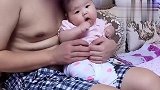 小宝宝坐在爸爸的腿上看电视，小表情好萌，简直太可爱了！