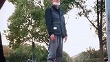 女子拍整蛊老公视频，被女儿挡住镜头