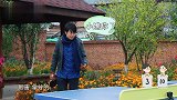 吉娜打乒乓球遛着老公打，郎朗送分，吉娜兴奋拍打老公腻歪！