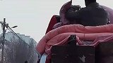 三男子帮兄弟拉嫁妆