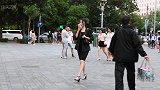 三里屯街拍，蓝发高颜值气质妹子，真是回眸一笑百媚生