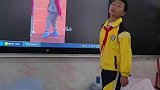 学生模仿视频舞者跳舞，简直是完全一致