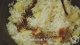 虾仁煲仔饭的家常做法，鲜嫩的虾肉，香碰碰的锅巴，真的太诱人了