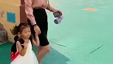 送女儿来上学！
