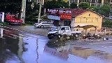 安徽淮南一货车失控漂移直冲路边 市民被瞬间扫飞