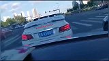 奔驰突然“变形”，后车激动的不行，不是监控谁信