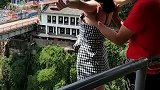 姑娘挑战蹦极，毫不犹豫就跳了，太勇敢了
