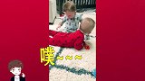 双胞胎哥哥亲弟弟的屁股，不料弟弟竟放了个屁，爸爸快笑岔气了