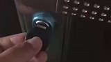 男子将公司钥匙断锁里了，现在所有同事都在等开门