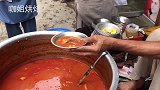 国外街头有一种火到不行的小吃，看着超级重口味，食客却很满意