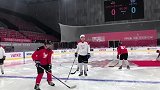 PP体育记者冰场实战打球初体验：滑冰结合击球实在有点难