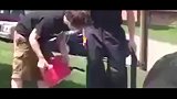 “友情如火”男子欲表演火风轮滑板 却被同伴误点裤子熊熊大火烧坏了吧