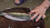 做酸菜鱼时，先炒酸菜还是先加水？深山小伙：这才是正确做法