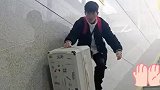 大学生用楼梯斜坡运行李箱，自己试了结果完全不同