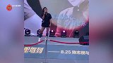 陈志朋再唱小虎队《爱》，深情演唱却不及奇异装扮抢眼