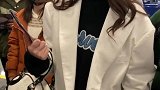 李沁鞠婧祎同款白色西装走机场，谁更胜一筹