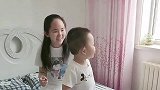 相差十三岁的姐姐喂弟弟吃东西，弟弟直接亲了姐姐一下