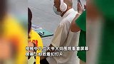 网友吐槽大爷街头体验“戴耳机体检”，竟显示出来骨头：全身都能检查