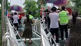 大妈景区玻璃桥上跳集体舞 保安劝都劝不住：桥要断了