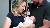 第一次见到要领养的小婴儿，爸爸妈妈都感动极了