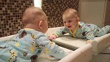 宝宝第一次照镜子，瞬间被自己的绝世美颜迷倒，对着镜子笑个不停