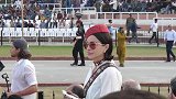 在印巴边境，实拍两国士兵斗舞，印度美女舞姿太搞笑！